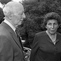 La giornalista e scrittrice Miriam Mafai con il compagno Giancarlo Pajetta, esponente del Partito Comunista Italiano, in una foto d'archivio (ANSA)