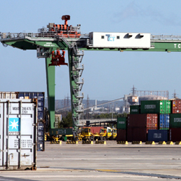 Nella foto il porto di Taranto (Ansa)