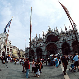 La Pasqua della crisi: gli italiani rimangono a casa - Presenze in calo del 10%. Nella foto una veduta di Piazza San Marco a Venezia (Marka)