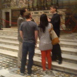 Una foto presa da Twitter che ritrae, di spalle, Mark Zuckerberg e la moglie Priscilla Chan nella Cappella Sistina a Roma il 27 maggio 2012 (Ansa)