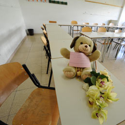 Riapre la scuola di Melissa, lacrime e fiori sul suo banco. Il preside: grande reazione degli studenti (Ansa)