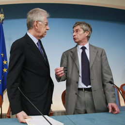 Il presidente del Consiglio Mario Monti con il presidente della regione colpita Vasco Errani