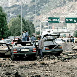 Nella foto l'attentato del 1992 a Giovanni Falcone nel quale persero la vita, oltre al giudice, la moglie, Francesca Morvillo, e alcuni componenti della scorta (Olycom)