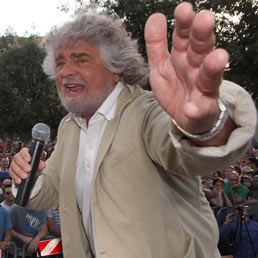 Anonymous oscura il sito web di Beppe Grillo. La replica del comico-profeta: «Non sono loro» (Ansa)
