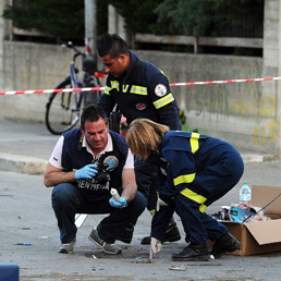 Rilievi della Polizia Scientifica davanti alla scuola Morvillo-Falcone a Brindisi (Ansa)