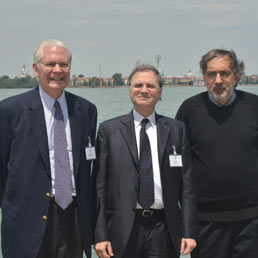 Visco: per l'Italia l'emergenza non è finita, vanno rimossi gli ostacoli all'economia. Nella foto da sinistra David W. Heleniak, esperto finanziario della Morgan Stanley, Ignazio Visco e Sergio Marchionne (Ansa)