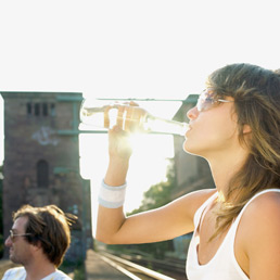 A Reggio Emilia vietato bere la birretta in strada (Corbis)