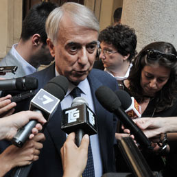 Milano dice sì alle unioni civili. Pisapia: non è un'apertura alle nozze omosessuali (Fotogramma)
