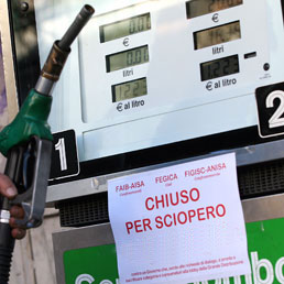 Benzina, sciopero gestori fino a venerd mattina - Lettera di Zanonato ai petrolieri contro i margini ingiustificati - I prezzi