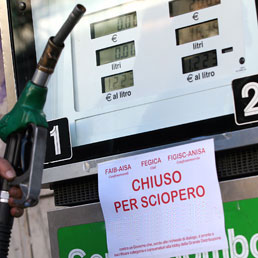 Benzina, sciopero gestori fino a venerdì mattina - Lettera di Zanonato ai petrolieri contro i margini ingiustificati - I prezzi