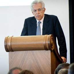 L'allarme di Monti prima di partire per Madrid: se lo spread resta alto il rischio è un governo euroscettico (Reuters)