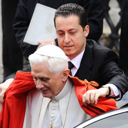 Paolo Gabriele con Papa Benedetto XVI (Ansa)