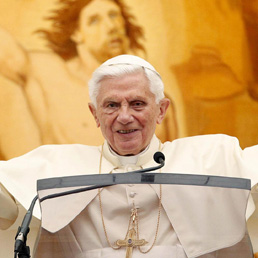 Papa Benedetto XVI durante la preghiera dell'Angelus a Castelgandolfo (Ansa)