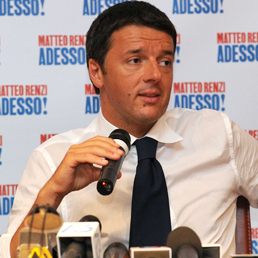 Nella foto il sindaco di Firenze, Matteo Renzi, ufficializza la propria candidatura alle primarie Pd