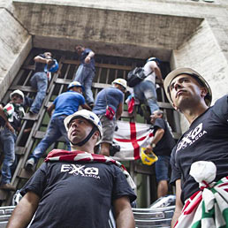 Nella foto alcuni lavoratori dell'Alcoa manifestano davanti alla sede del ministero dello Sviluppo Economico a Roma (Ansa)