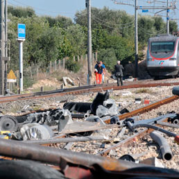 Il punto dove e' avvenuto lo scontro tra un treno Freccia Argento e un tir all'altezza del passaggio a livello della Stazione di Cisternino. (Ansa)
