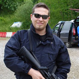 Nella foto l'agente di polizia locale Alessandro Amigoni mentre imbraccia un fucile, tratta dal suo profilo Facebook (Ansa)