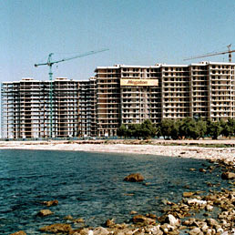 Nella foto il complesso edile di Punta Perotti abbattuto nel 2006 (Ansa)