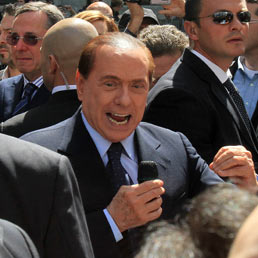 Silvio Berlusconi improvvisa un comizio all'esterno del tribunale di Milano (Ansa)