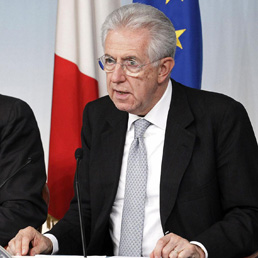 Il presidente del Consiglio Mario Monti durante la conferenza stampa al termine del Consiglio dei ministri (Ansa)