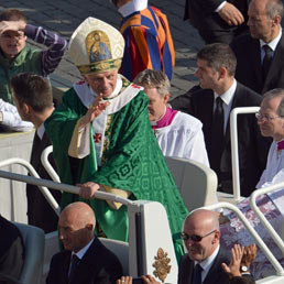 50 anni fa il Concilio Vaticano II. Ratzinger denuncia il «deserto culturale» del tempo presente (Afp)