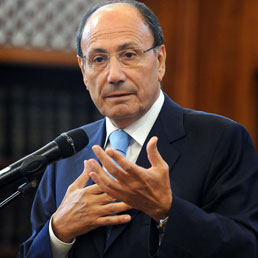 Bersani: Pdl prenda le distanze da Berlusconi. Schifani: fine del Governo se ci sarà un voto politico in Giunta
