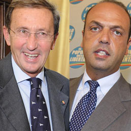 L'apertura di Fini vista dal Pdl, un «bacio della morte» del «traditore». Ma Alfano tace (Ansa)