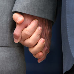 Primo passo della Francia verso le nozze gay: via libera al disegno di legge del Governo (Ansa)