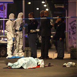 Il corpo di Diego Preda, 69 anni, l'assicuratore ucciso in via Mosè Bianchi a Milano con alcuni colpi di pistola alla testa (Ansa)