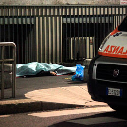 Un uomo  stato ucciso a colpi di pistola intorno alle 19.30 di in via Mos Bianchi all'angolo con via Alberto Mario, a Milano. (Fotogramma)