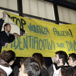 Un momento della contestazione al ministro dell'Interno, Annamaria Cancellieri, durante la Giornata della Legalità di Rimini (Ansa)