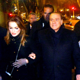 Berlusconi con Francesca Pascale (Ansa)