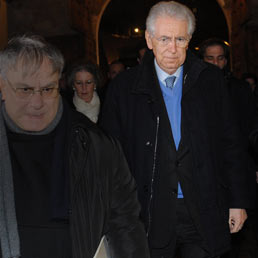 Mario Monti Mario Monti, all'esterno della Basilica Superiore di San Francesco per il concerto di Natale (Ansa)