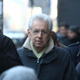 Il Presidente del Consiglio Mario Monti, accompagnato dalla scorta, fa una passeggiata con la figlia prima di tornare a casa, Milano, 9 dicembre 2012 (Ansa)