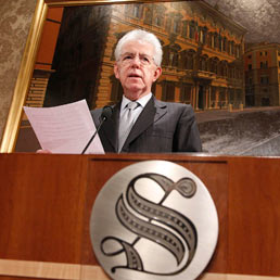 Mario Monti durante la conferenza stampa al Senato. (Ansa)
