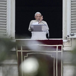 Papa Benedetto XVI durante l'Angelus (Ansa)