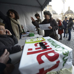 Un seggio per il ballottagglio delle primarie del centrosinistra in piazza del Popolo, Roma (Ansa)