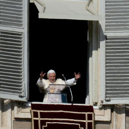 Benedetto XVI: auguri all'Italia e a Napolitano. Imminente l'invio di tweet anche in cinese (Afp)