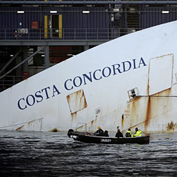 Nella foto il relitto della Costa Concordia davanti all'Isola del Giglio (AFP Photo)