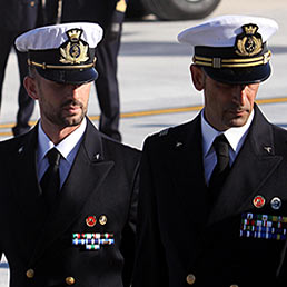 Nella foto Salvatore Girone (a sinistra) e Massimiliano Latorre al loro arrivo all'aeroporto di Ciampino il 22 dicembre scorso (Ansa)