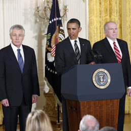 Chuck Hagel (s), Barack Obama e John Brennan (d)