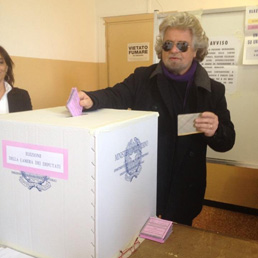 Beppe Grillo vota (foto dal profilo twitter)