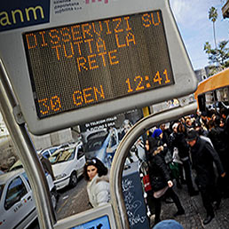 Nella foto i disagi nel trasporto pubblico napoletano del 30 gennaio scorso dovuti al blocco degli autobus dell'Anm-Azienda Napoletana Mobilità per mancanza di gasolio (Ansa)