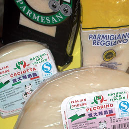 Prodotti alimentari italiani contraffatti (Ansa)