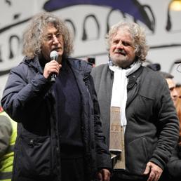 Grillo e Casaleggio disconoscono l'M5s: no all'abolizione reato di clandestinità - Grillo, rotta a destra