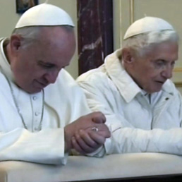 Papa Francesco e il Papa emerito Benedetto raccolti in preghiera (Ansa)