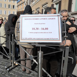 La fila davanti a Palazzo Montecitorio. (Emblema)