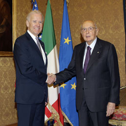 Il presidente della Repubblica Giorgio Napolitano col vicepresidente americano Joe Biden (Afp)