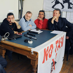Da sinistra Alberto Perino leader NOTAV, Lele Rizzo, Maurizio Piccione, Rino Marceca e Paolo Prieri durante la conferenza stampa dei NOTAV sulla marcia da Susa a Bussoleno (Ansa)