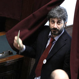 Roberto Fico del M5S è il nuovo presidente della commissione di vigilanza RaiRoberto Fico del M5S è il nuovo presidente della commissione di vigilanza Rai: «la politica si stacchi dalla tv di Stato»Roberto Fico del M5S è il nuovo presidente della commissione di vigilanza RaiRoberto Fico del M5S è il nuovo presidente della commissione di vigilanza RaiRoberto Fico del M5S è il nuovo presidente della commissione di vigilanza RaiRoberto Fico del M5S è il nuovo presidente della commissione di vigilanza Rai